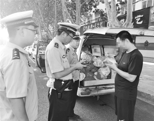 济南交警严查超员超载驾驶行为